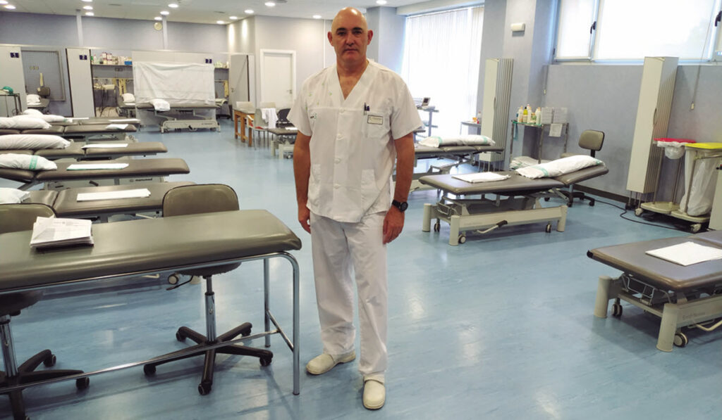 Ángel Luis Racionero en una de las zonas de Fisioterapia del Hospital General Mancha Centro